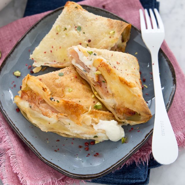 https://www.lagastronomiadiavigno.com/wp-content/uploads/2021/03/crepes-al-forno-prosciutto-e-formaggio-crespelle-ripiene-640x640.jpg